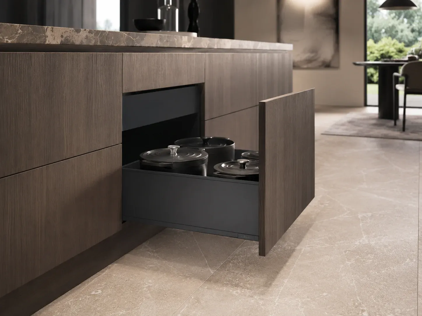 Cajón Legrabox original de Blum con frentes de madera oscura en una isla de cocina de diseño premium
