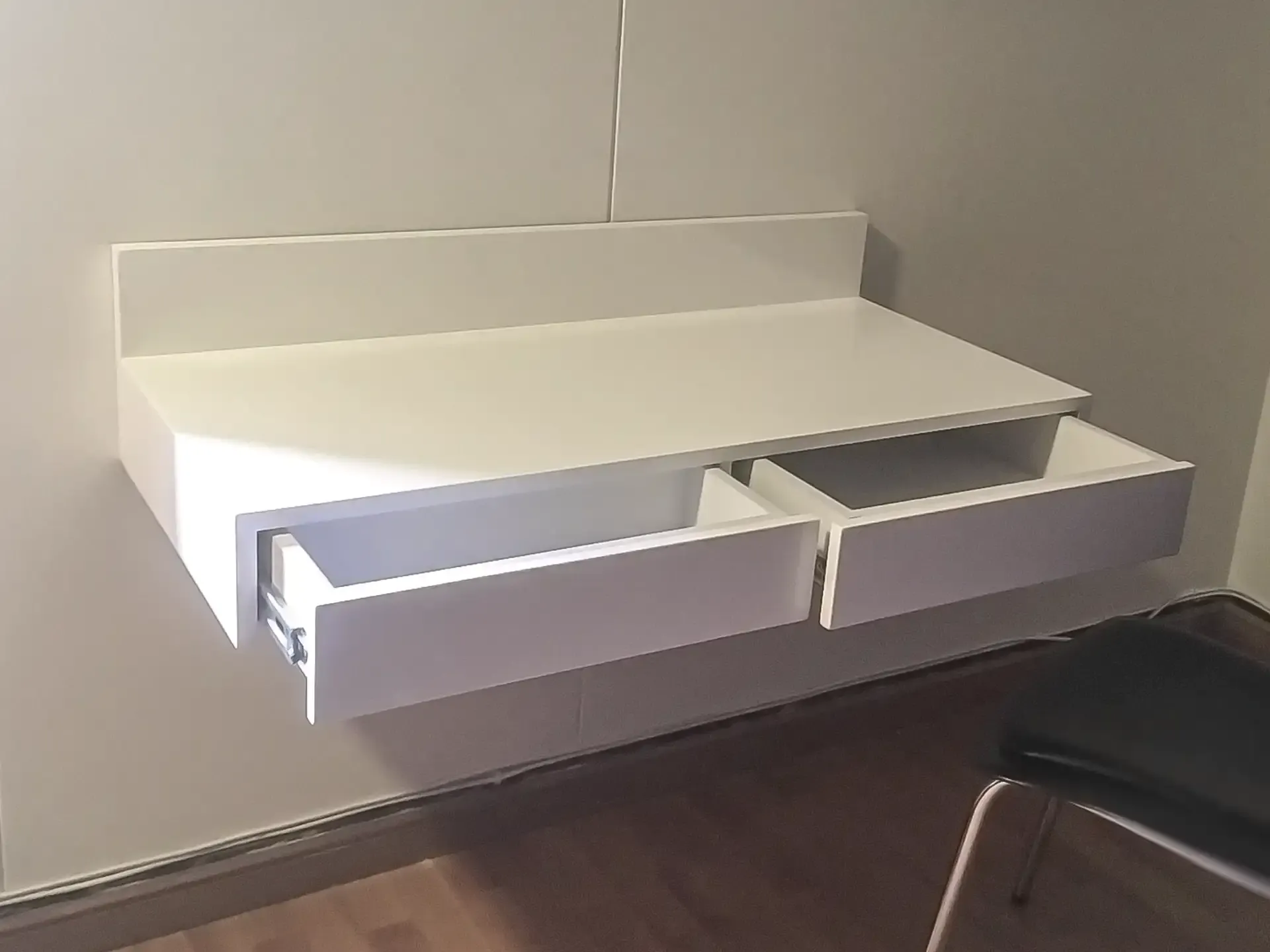 Escritorios Plegables y Flotantes con ingeniería de fabricación avanzada en Bogotá