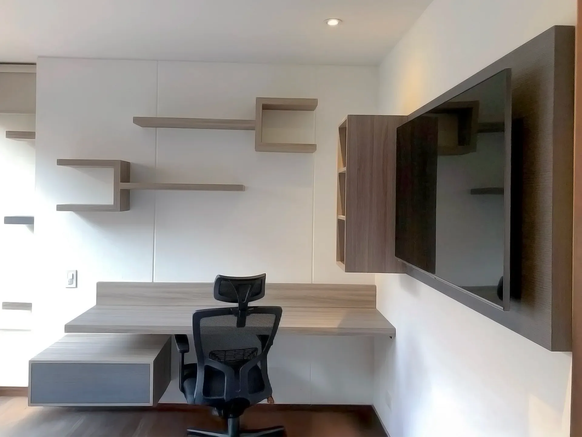 Escritorios Modernos de Línea Minimalista con ingeniería de fabricación avanzada en Bogotá