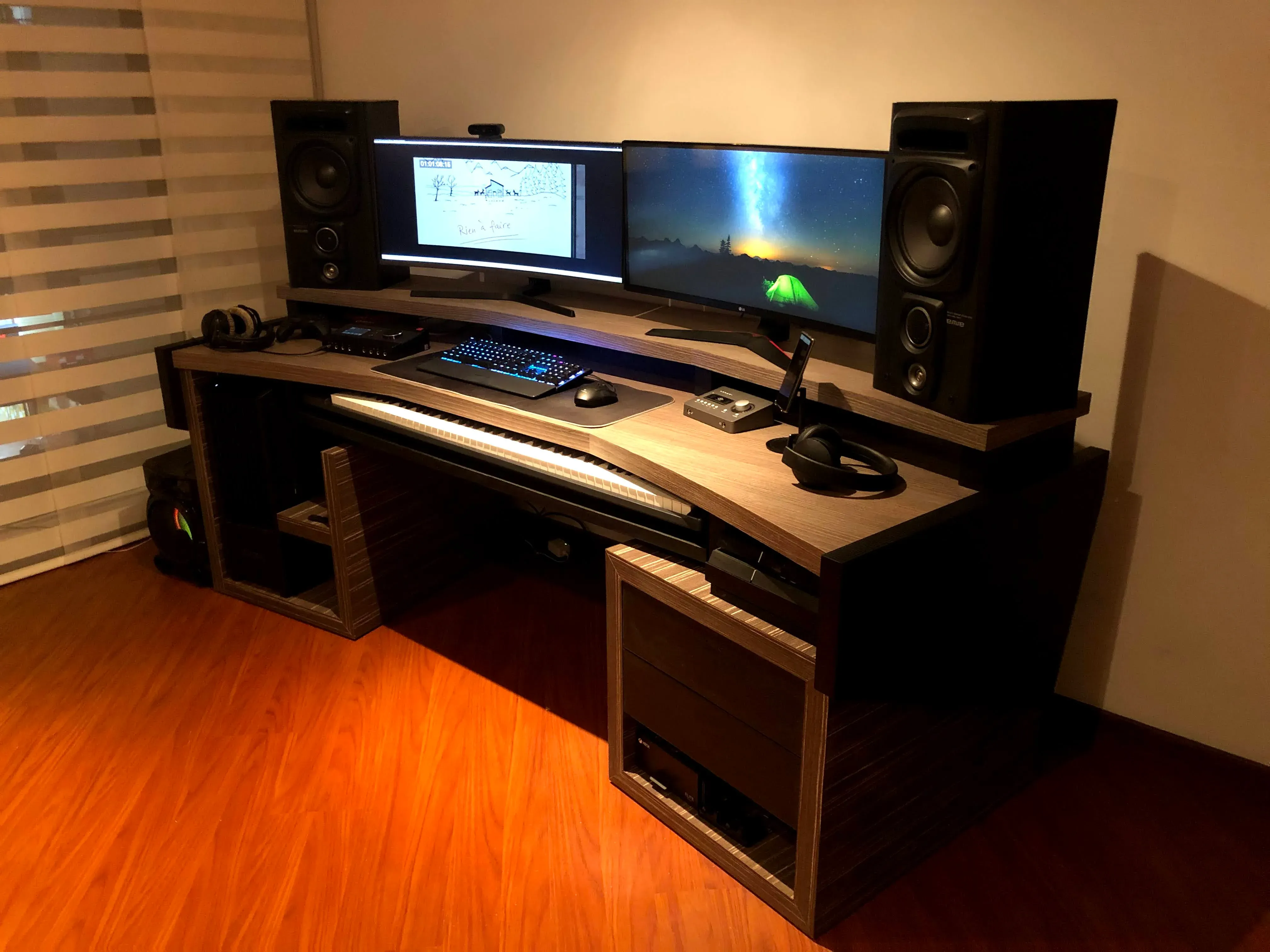 Resultado final de la estación de comando gamer: ergonomía avanzada y acabados en madera de autor — DTM.