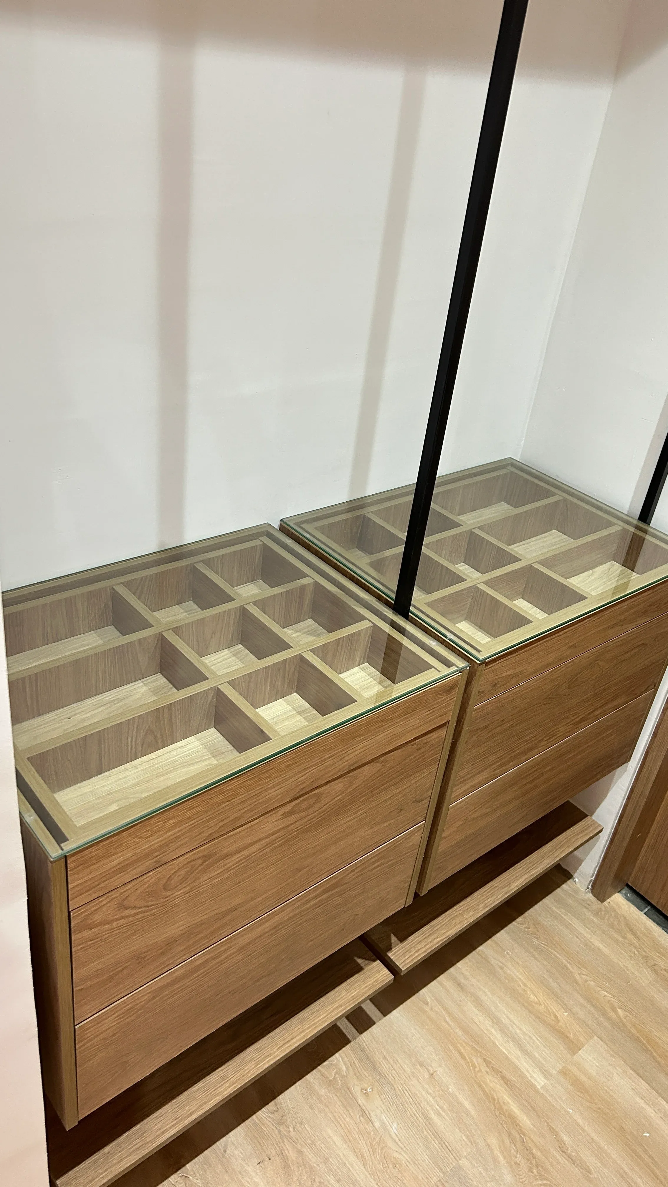 Detalle de cajoneras con vidrio