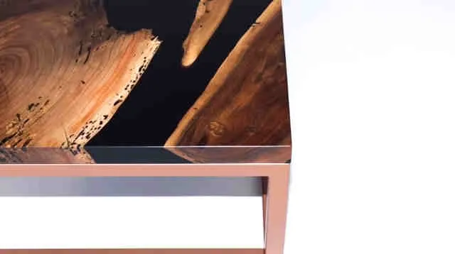Mesa de madera con río de resina epoxi