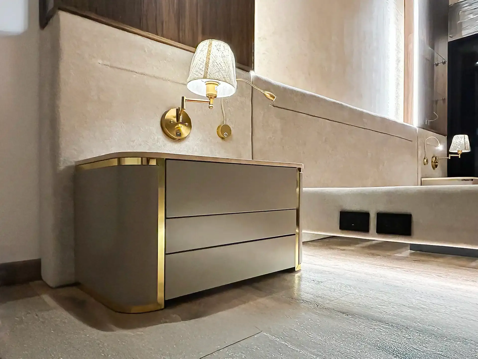 Mesas de Noche y Tecnología Qi con ingeniería de fabricación avanzada en Bogotá