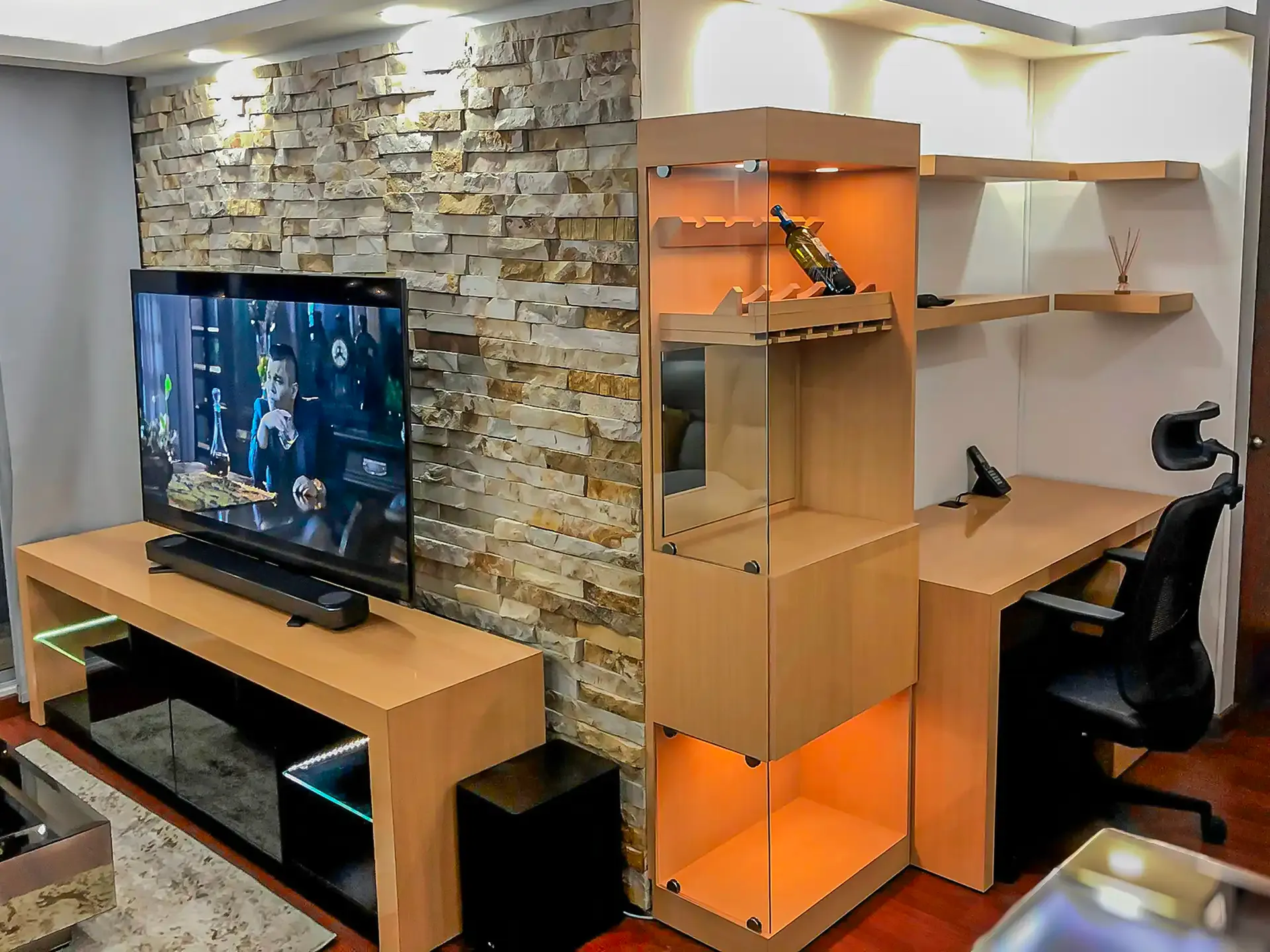 Composición integrada con mueble para TV, módulo auxiliar y escritorio