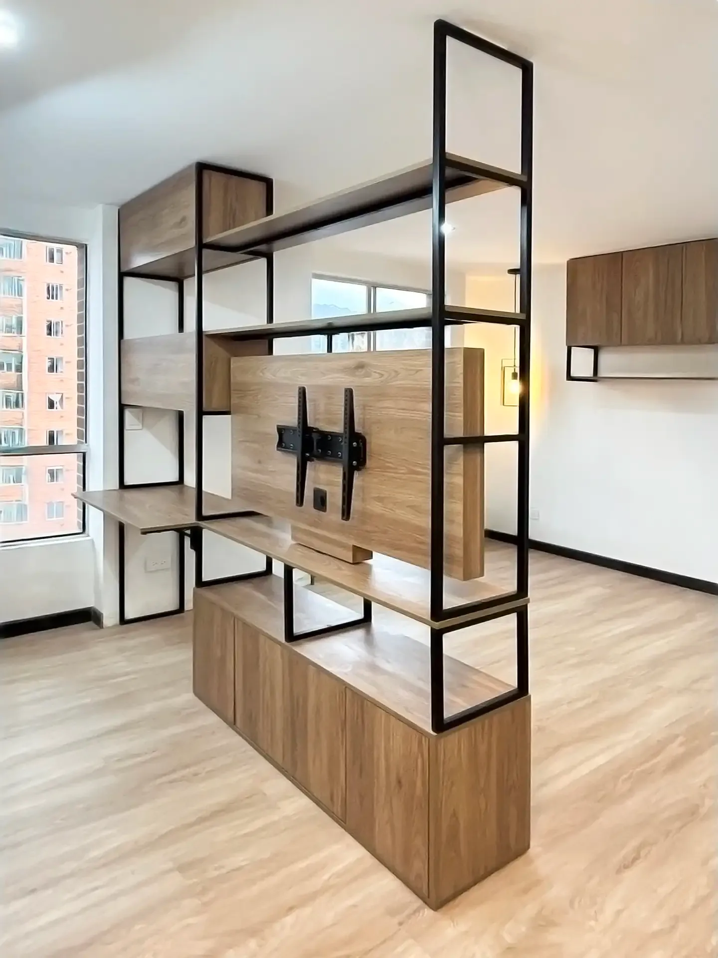 Mueble para TV y divisor con marco oscuro y módulos tipo madera