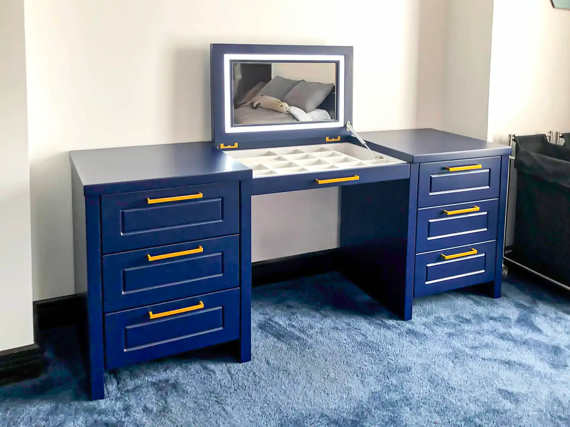 Tocadores Hollywood y Espejos Técnicos con ingeniería de fabricación avanzada en Bogotá