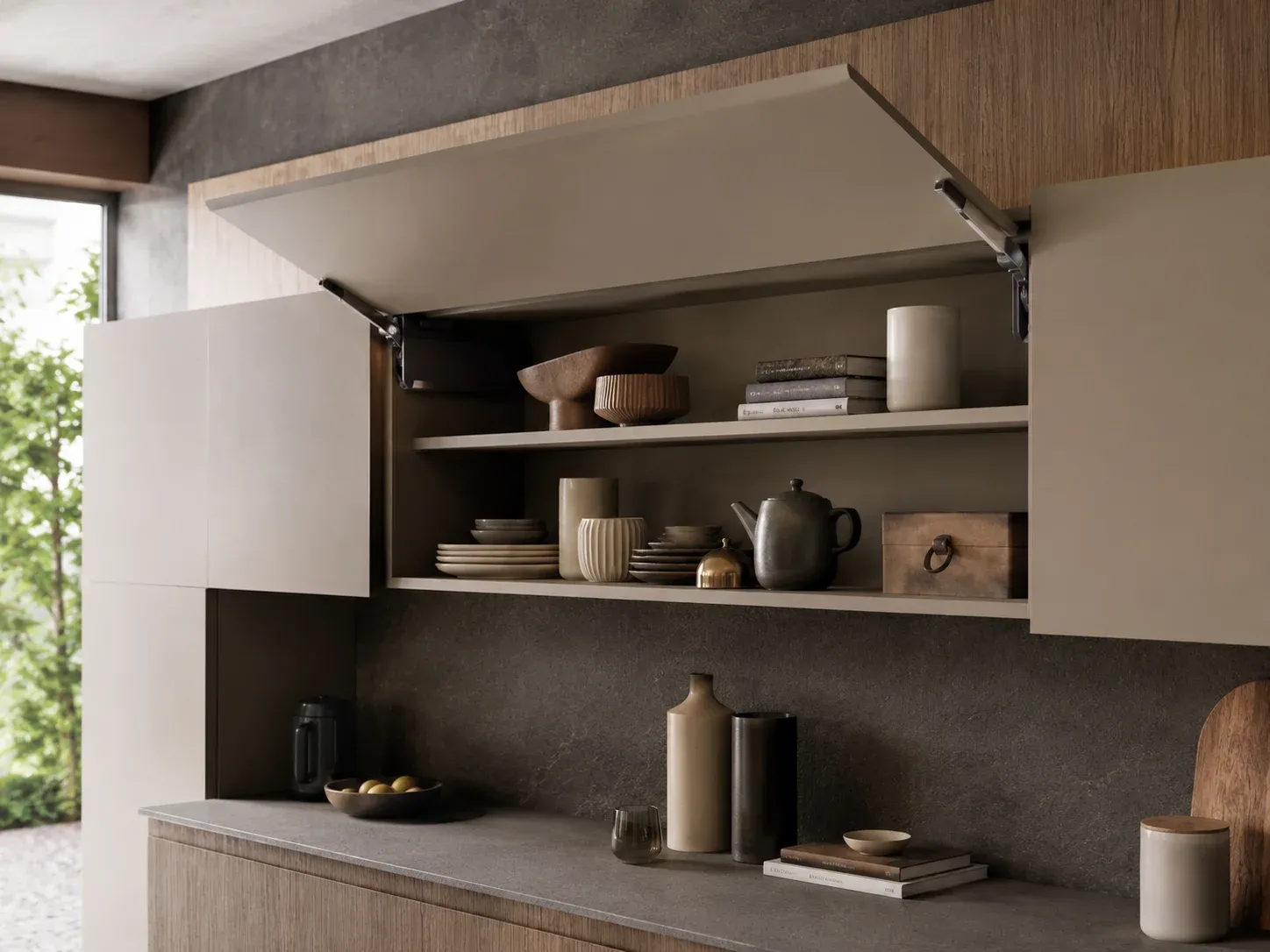 Gabinete de cocina aéreo de madera con puerta elevable Aventos abierta mostrando almacenamiento ordenado