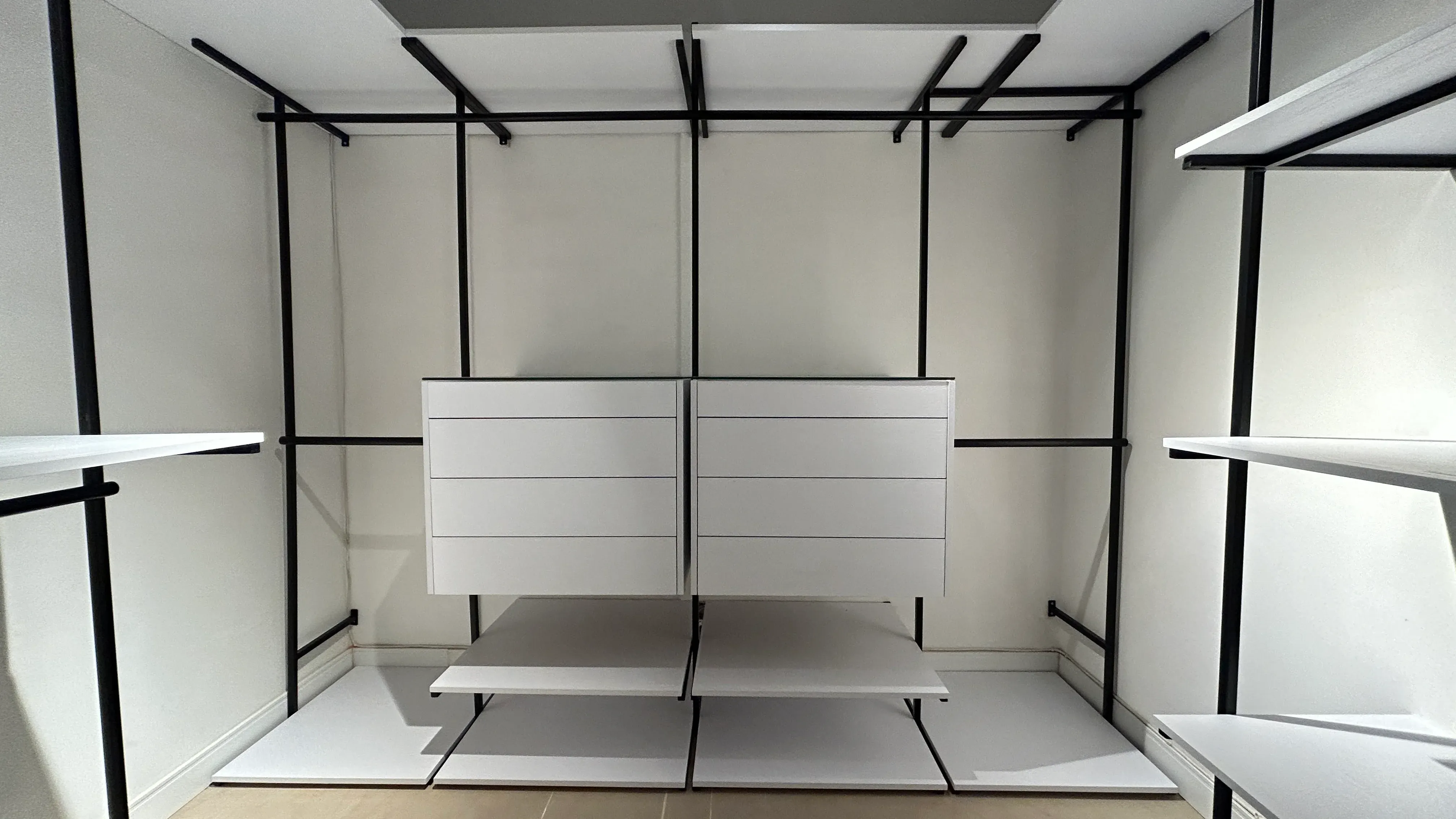 Detalle del cajón con tapa de vidrio para accesorios