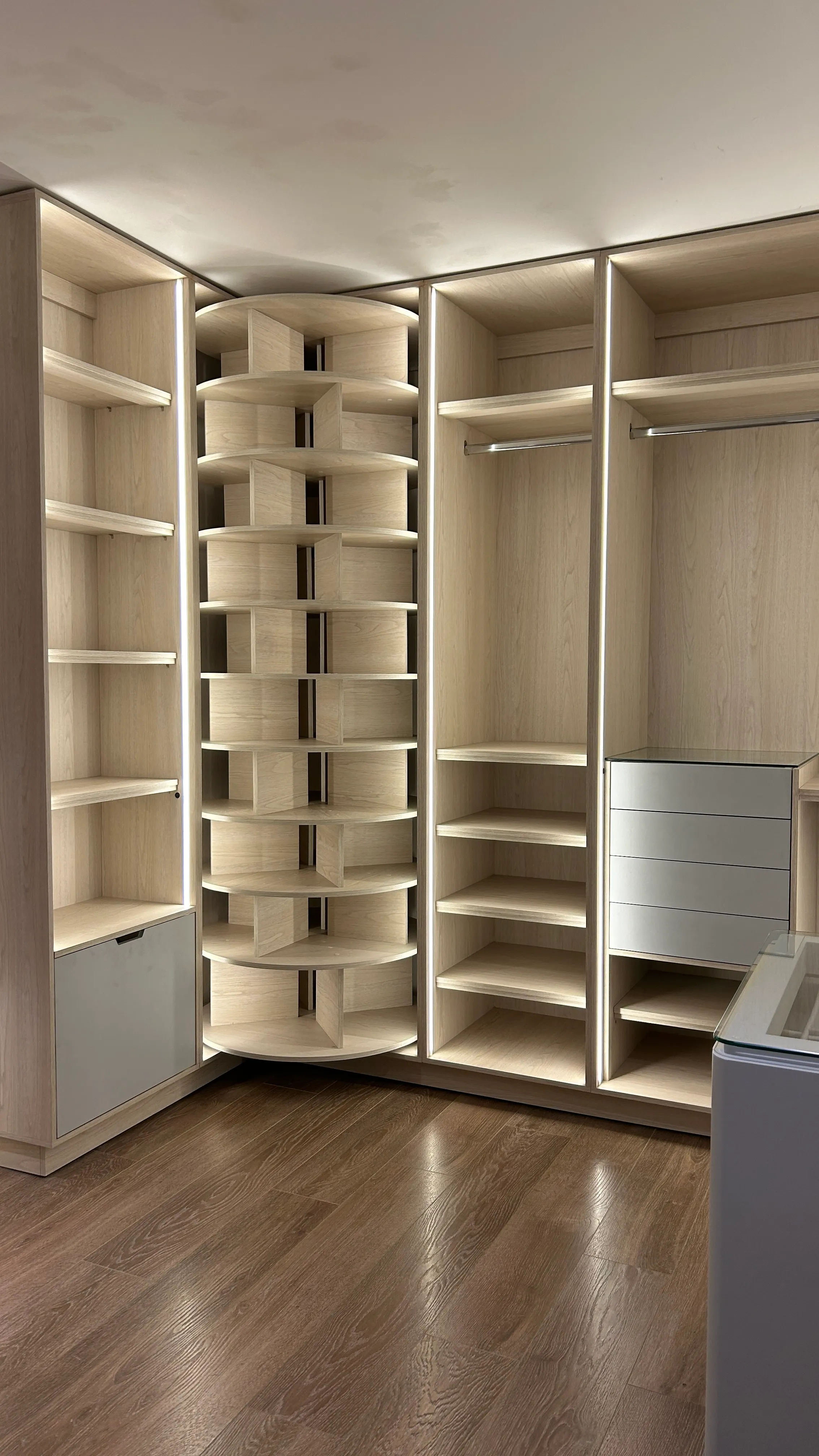 Vestidor de lujo a medida con zapatero giratorio y peinadora retroiluminada — Leiby, Bogotá.